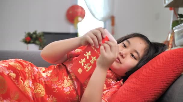 Câmera Lenta Menina Asiática Feliz Segurando Envelope Bolso Vermelho Celebração — Vídeo de Stock