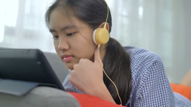 Menina Asiática Assistindo Filme Tablet Câmera Lenta Tiro — Vídeo de Stock