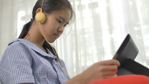 Menina Asiática Assistindo Filme Tablet Câmera Lenta Tiro — Vídeo de Stock