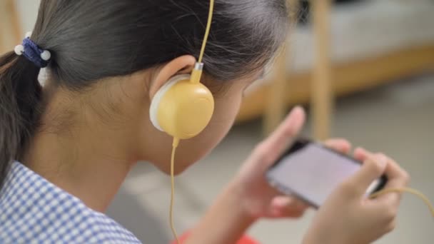 Chica Asiática Escuchando Música Teléfono Inteligente Disparo Cámara Lenta — Vídeos de Stock