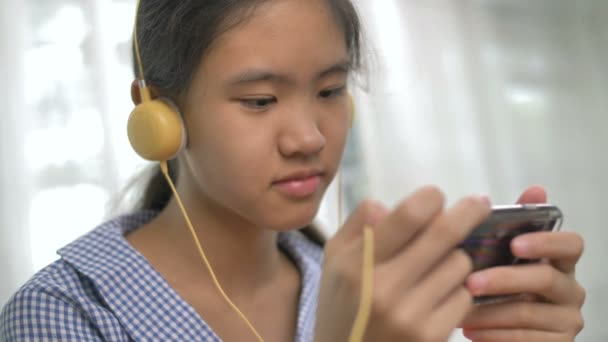 Chica Asiática Escuchando Música Teléfono Inteligente Disparo Cámara Lenta — Vídeo de stock