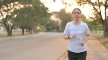 Asyalı kadın akıllı bilek band çalışan, ağır çekim yaparken giyiyor vurdu