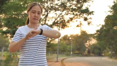 Asyalı kadın akıllı bilek band çalışan, ağır çekim yaparken giyiyor vurdu