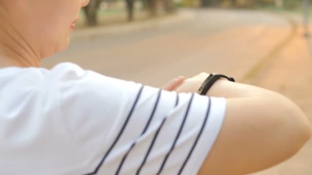 亚洲女子穿着聪明的腕带 慢动作拍摄 — 图库视频影像