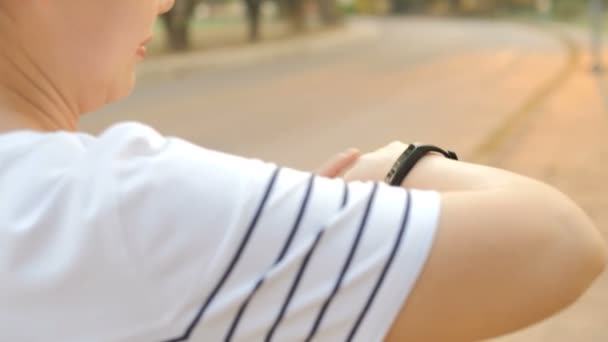 Mujer Asiática Usando Pulsera Inteligente Mientras Corre Disparo Cámara Lenta — Vídeo de stock