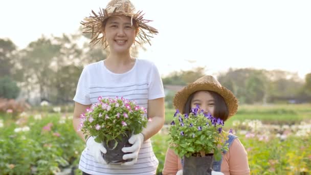 Ağır Çekim Mutlu Asya Anne Kızı Dikim Birlikte Bahçede Çiçek — Stok video