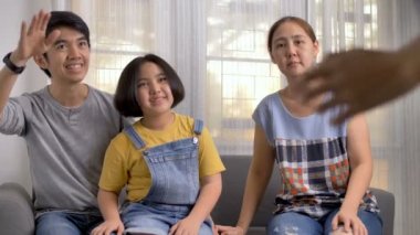 4 k yavaş mutlu aile kanepe ve almak bir fotoğraf üzerinde birlikte, ev güzel evim oturan