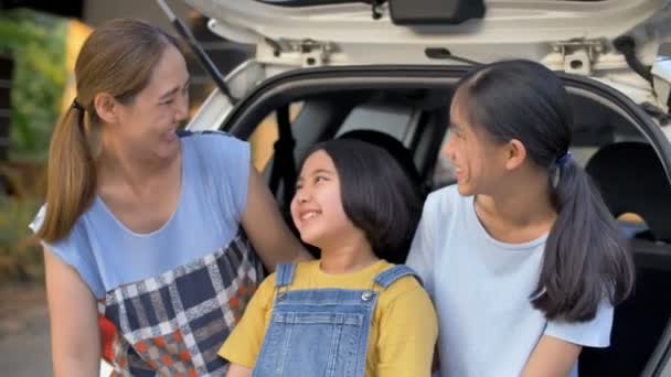 Câmera Lenta Família Feliz Sentado Frente Carro Casa — Vídeo de Stock