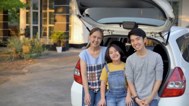 Câmera Lenta Família Feliz Sentado Frente Carro Casa — Vídeo de Stock