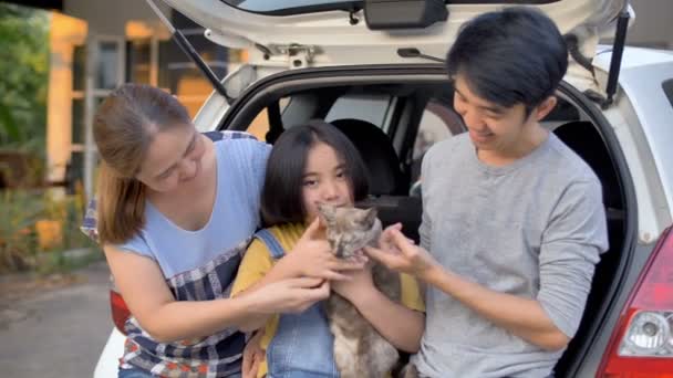 Família Feliz Sentar Carro Jogar Com Gatinho Bonito — Vídeo de Stock