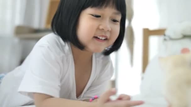 Υπέροχο Μικρό Ασιατικό Κορίτσι Και Μητέρα Παίζει Γατάκι Γατούλα 60Fps — Αρχείο Βίντεο