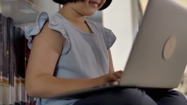 Estudante Asiático Usando Laptop Para Pesquisar Dados Biblioteca Escola Para — Vídeo de Stock