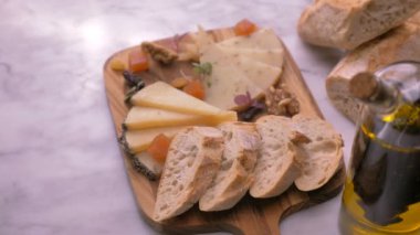 4 k İspanyolca Manchego peynir, kızarmış ekmek ile servis Dolly vurdu