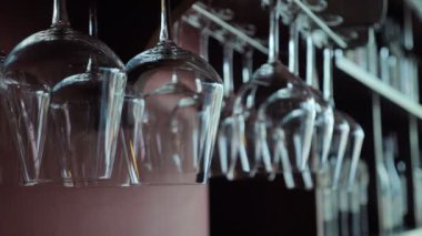 4 k temiz şarap gözlük baş aşağı asılı bir çubuğunun üzerinde raf Restoran, Dolly vurdu