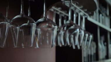 4 k temiz şarap gözlük baş aşağı asılı bir çubuğunun üzerinde raf restoranda, atış Zoom