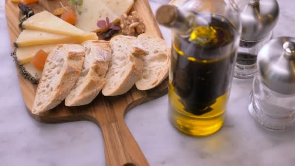 Španělské Manchego Sýrem Podávaný Toasty Naklonit Nahoru Shot — Stock video