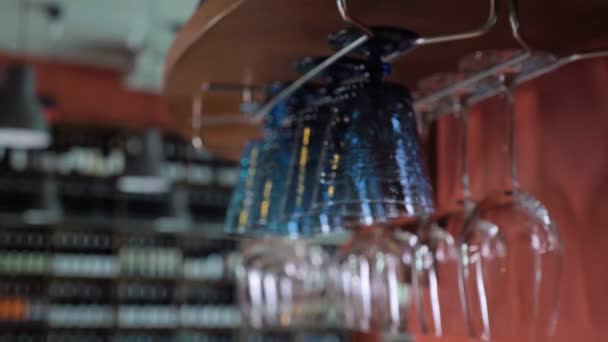 Copos Vinho Limpos Pendurados Cabeça Para Baixo Acima Rack Bar — Vídeo de Stock