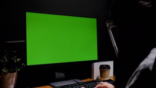 Aziatisch Meisje Zittend Haar Bureau Met Chroma Key Groen Schermachtergrond — Stockvideo