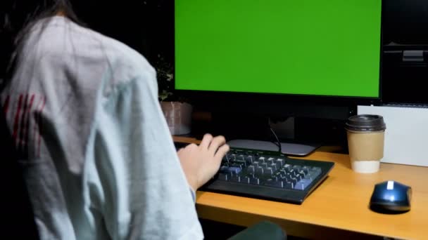 Asiatisches Mädchen Sitzt Ihrem Schreibtisch Mit Chroma Key Grünem Bildschirmhintergrund — Stockvideo