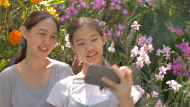 Menina Asiática Feliz Mãe Desfrutando Flores Florescentes Tirar Uma Foto — Vídeo de Stock