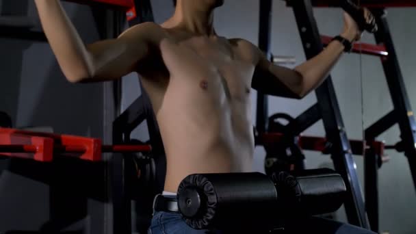 Asya Ince Adam Vücut Geliştirme Için Spor Salonunda Egzersiz Ekipmanları — Stok video