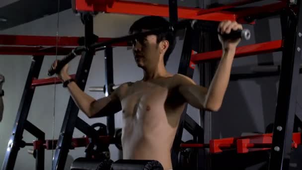 Asiatischer Dünner Mann Mit Trainingsgeräten Fitnessstudio Für Bodybuilding — Stockvideo