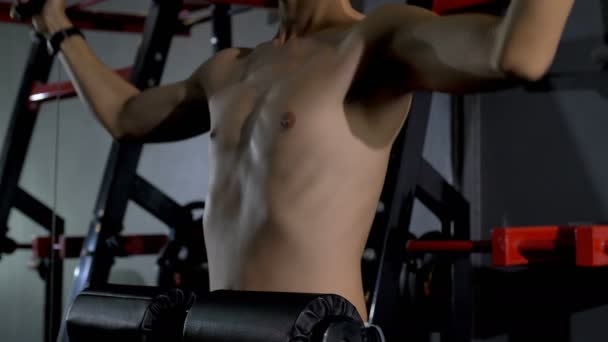 Asiatique Mince Homme Utilisant Équipement Exercice Dans Salle Gym Pour — Video