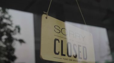 Bir dükkan kapı ön asılı kapalı işareti