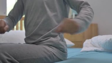 Close Up Asya Adam Uyanma ve Sabah Sırt Ağrısı ile Yatakta Oturan, 60 fps