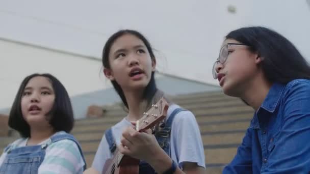 Gelukkig Aziatische Meisje Vrienden Plezier Spelen Een Ukulele Zing Een — Stockvideo