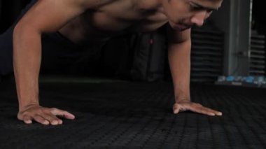 Yakışıklı genç Asya kas sporcu spor salonunda push up yapıyor, 60fps