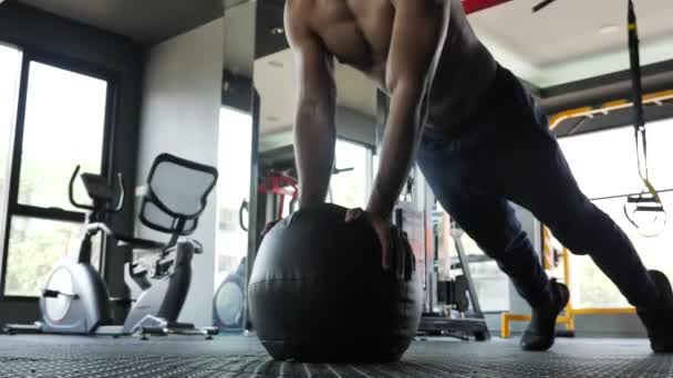 Guapo Joven Asiático Musculoso Deportista Está Trabajando Con Una Pelota — Vídeo de stock