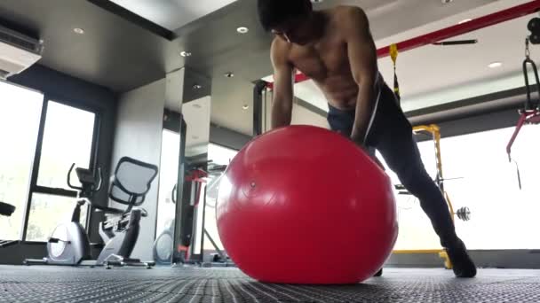 Молодой Азиатский Спортсмен Тренирует Мускулистого Культуриста Упал Фитнес Мяч Время — стоковое видео