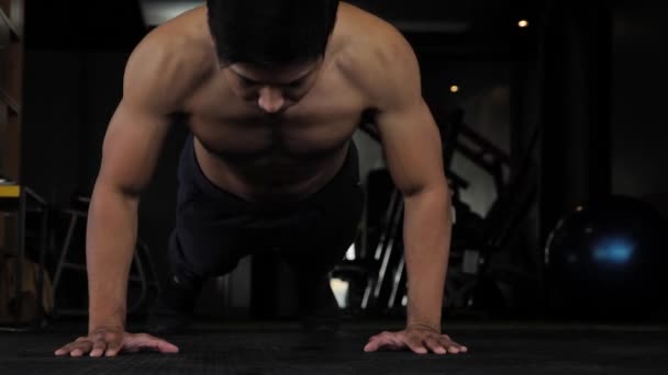 Aziatische Man Heeft Gezondheidsproblemen Bij Het Sporten Man Had Een — Stockvideo