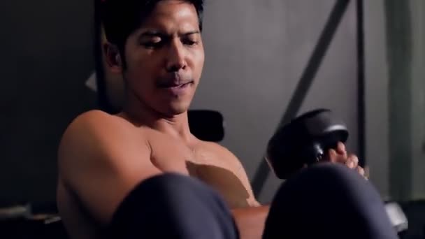 年轻的亚洲运动员训练肌肉健美训练俄罗斯扭曲与哑铃 60Fps — 图库视频影像
