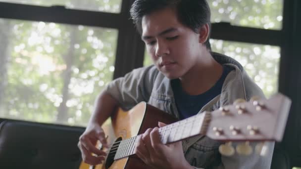 慢动作亚洲男子演奏古典音乐 通过经典吉他表演音乐表演 — 图库视频影像