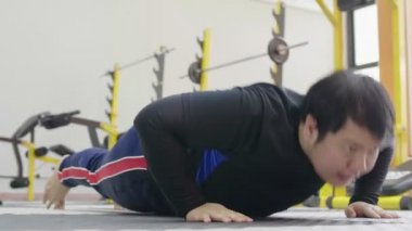 Asya şişman adam fitness spor salonu, Sağlıklı yaşam tarzı, kilo kaybı arzu kadar itmek ile egzersiz yapmaya çalışıyor