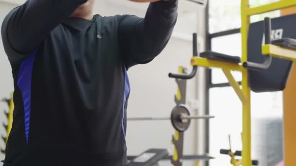 Homem Gordo Asiático Tentando Exercitar Com Bola Remédio Ginásio Fitness — Vídeo de Stock