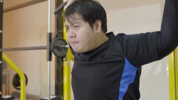 Aziatische Fat Man Probeert Uit Oefenen Fitness Gym Gezonde Levensstijl — Stockvideo