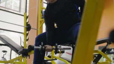 Fitness salonu, Sağlıklı yaşam tarzı, kilo kaybı arzu dambıl ile egzersiz yapmaya çalışan Asya şişman adam