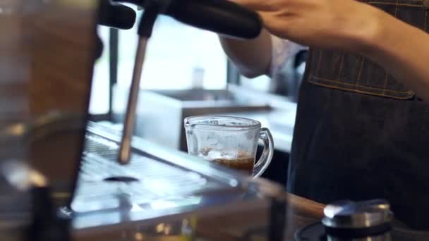 Asijská Barista Práci Při Výrobě Kávy Kavárně — Stock video