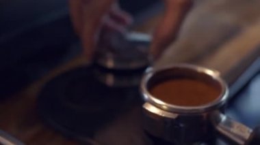 Kahve kafede kahve yaparken iş yerinde Asya barista kapatın