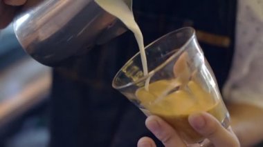 Cafe latte sanat, kalp şekli, 4k 60 fps barista yapma ellerini kapatın