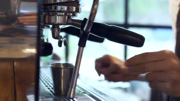 亚洲咖啡师在咖啡咖啡馆煮咖啡时在工作 — 图库视频影像