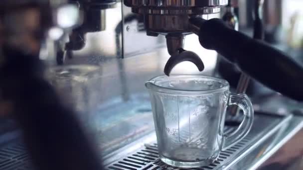 Азиатская Бариста Работой Время Приготовления Кофе Кафе — стоковое видео