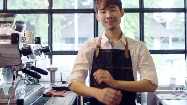 コーヒーカフェでコーヒーを作る際の仕事でアジアのバリスタ — ストック動画