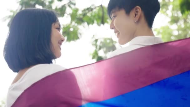 Glückliches Lesbisches Paar Mit Regenbogenfahne Lgbt Concept Slow Motion — Stockvideo