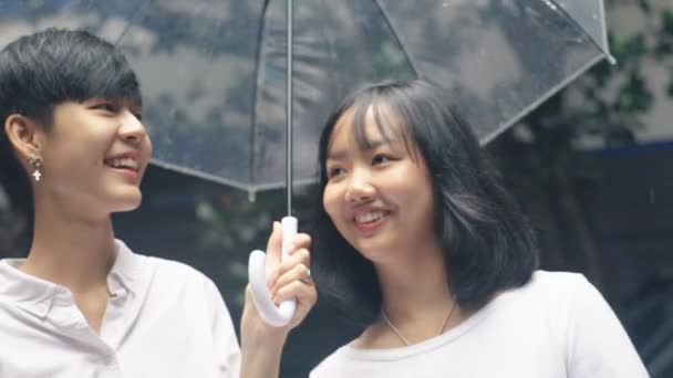 Lento Movimento Close Feliz Casal Lésbico Andando Chuva Segurando Guarda — Vídeo de Stock