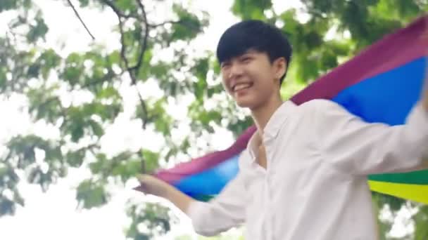 Lycklig Ung Asiatisk Pojkflicka Dansa Och Vinka Rainbow Hbt Flagga — Stockvideo