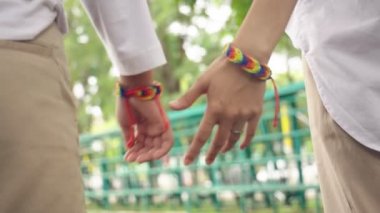 Yavaş çekim El ele tutuşan mutlu lezbiyen çiftin yakın çekimi, Lgbt aşk konsepti
